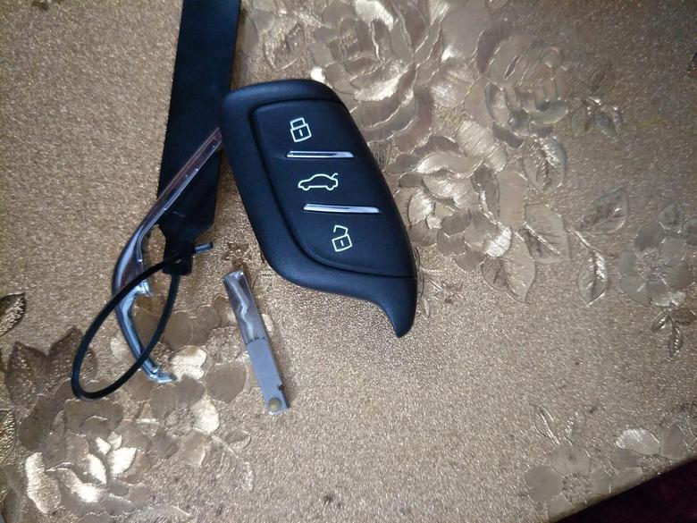 请问一下荣威i5车钥匙里面有个小钥匙是干什么用的？