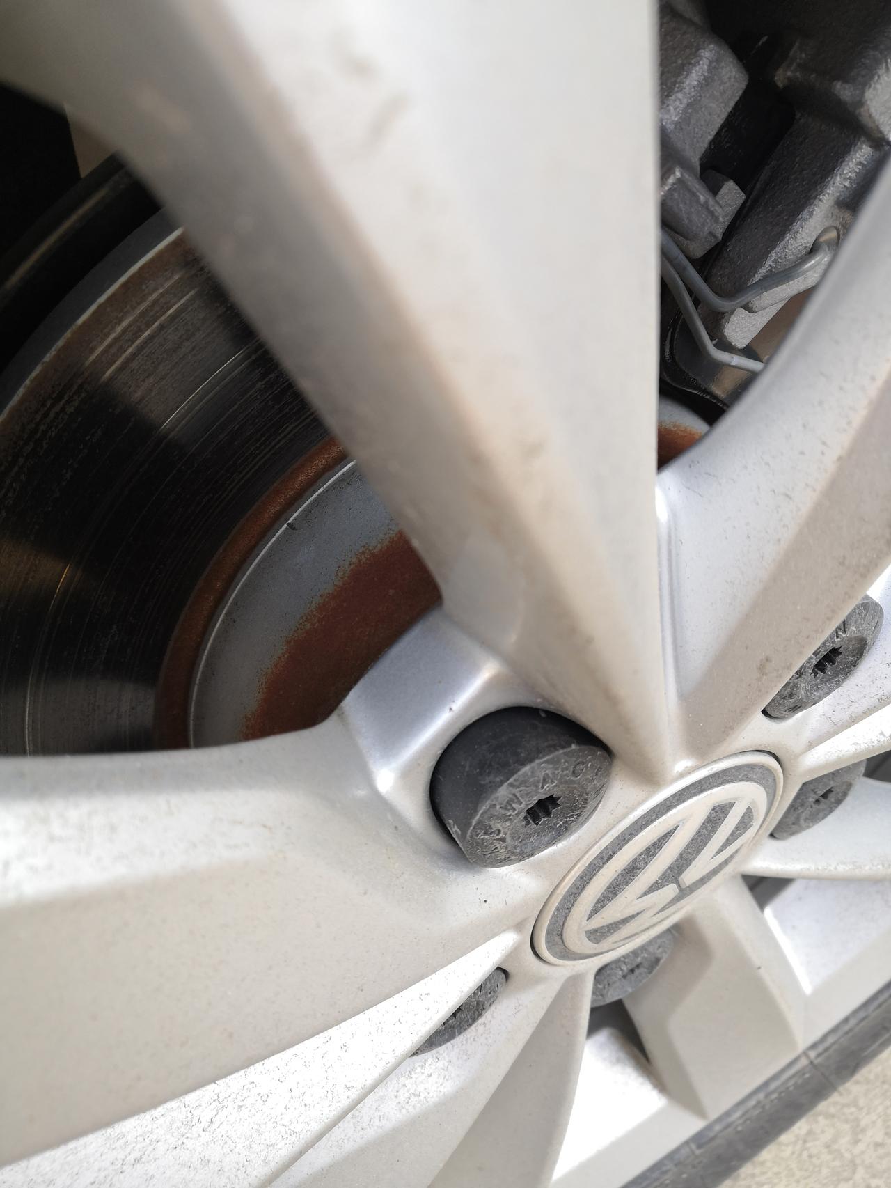 宝来2019款手自一体精英款新车用到5个月的时间发现右后轮毂的轴上出现上锈的情况，到现在锈迹面积越来越大了。首保时在4S
