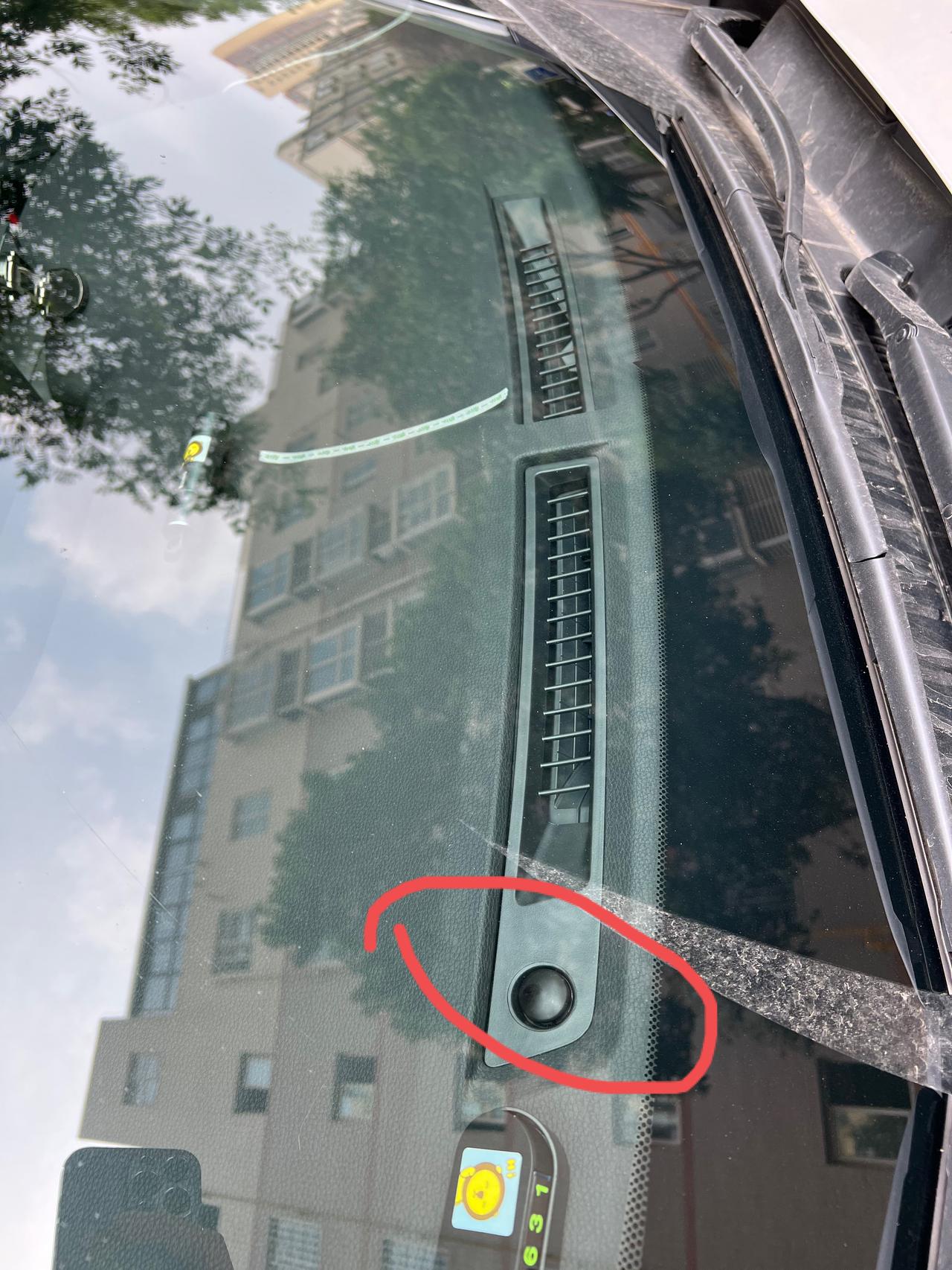 丰田RAV4荣放 想问问大家挡风玻璃出门口下面那个黑色的圆的是什么啊