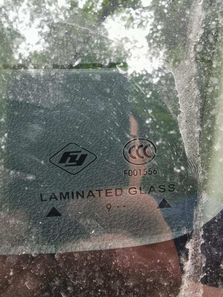 欧蓝德 车玻璃上fy字母是什么标志，怎么不是三菱的标，大家都是这样的吗？
