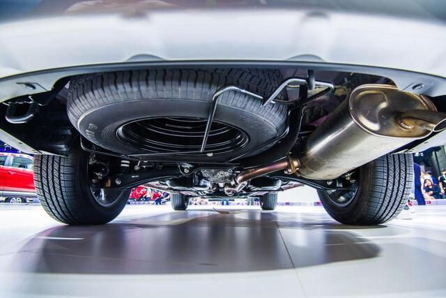 2019款三菱欧蓝德2.4L四驱致享五座备胎怎么取下和安装
