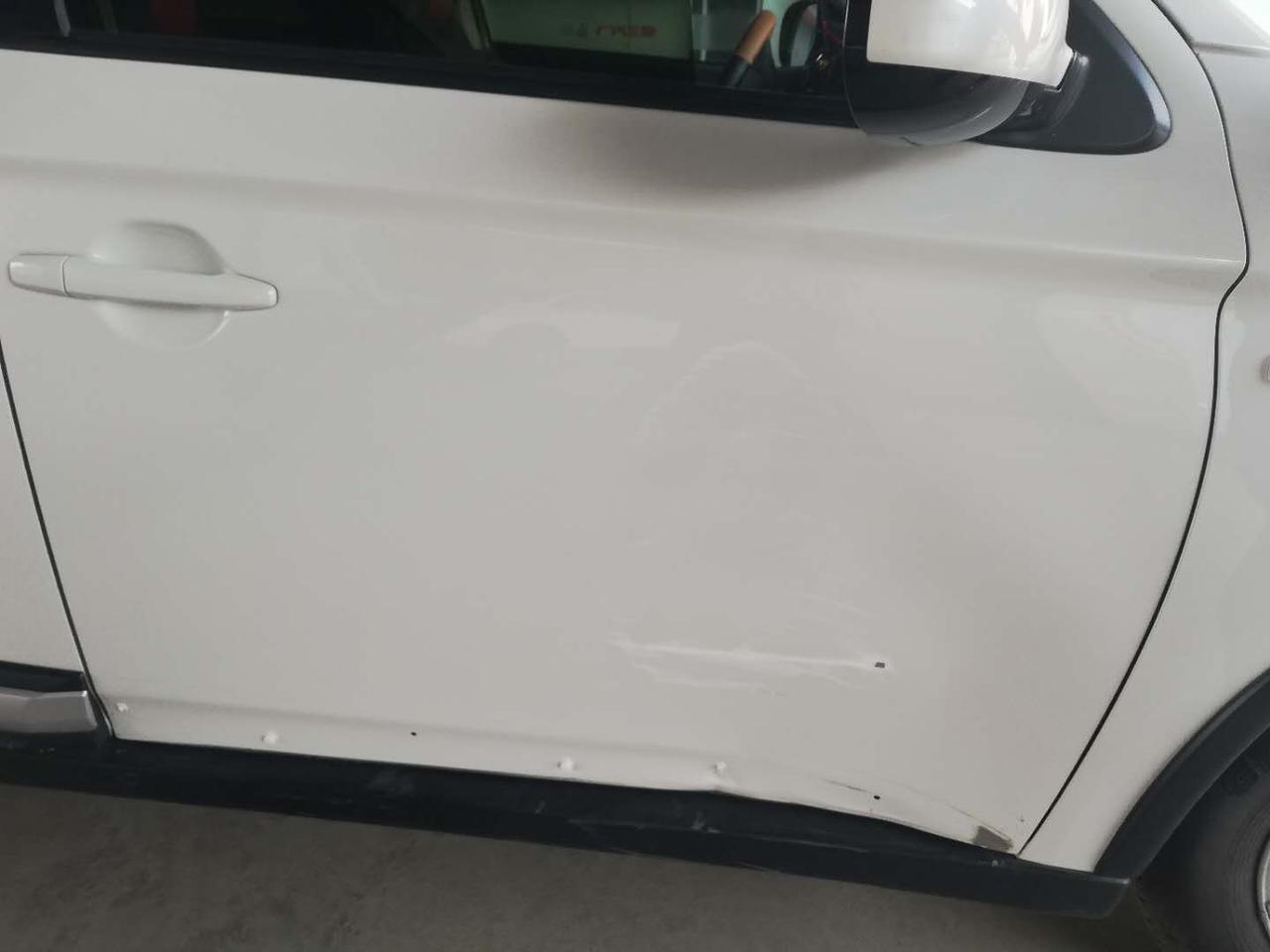 16款三菱欧蓝德副驾驶车门撞到了电线柱，有凹陷和掉漆，下面外饰板掉了，该怎么维修，多少钱？