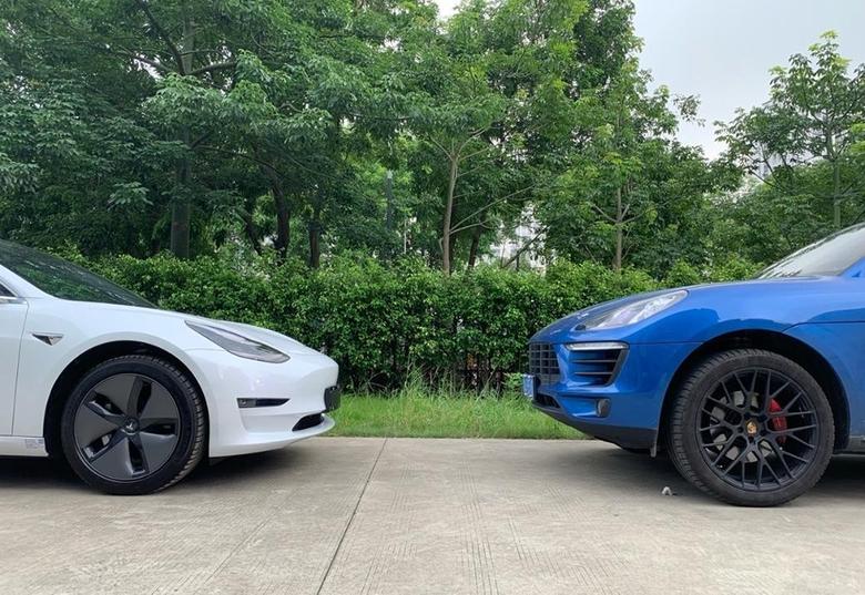 macan 左边的是model3，那么大家猜猜右边的是什么车