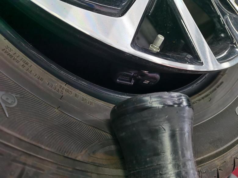 丰田c hr 我想在我的Chr上装一套铁将军的胎压监测，但原车车胎内有胎压感应报警，是与多功能显示屏互联的，这个要怎么弄，上次去途虎养车店没弄好。