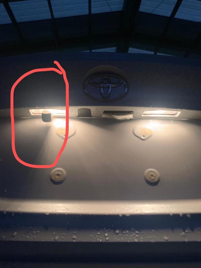 丰田c hr 为什么我的在拍照灯下面安装的？不应该在旁边的黑色那儿吗？而且画质还超级差！