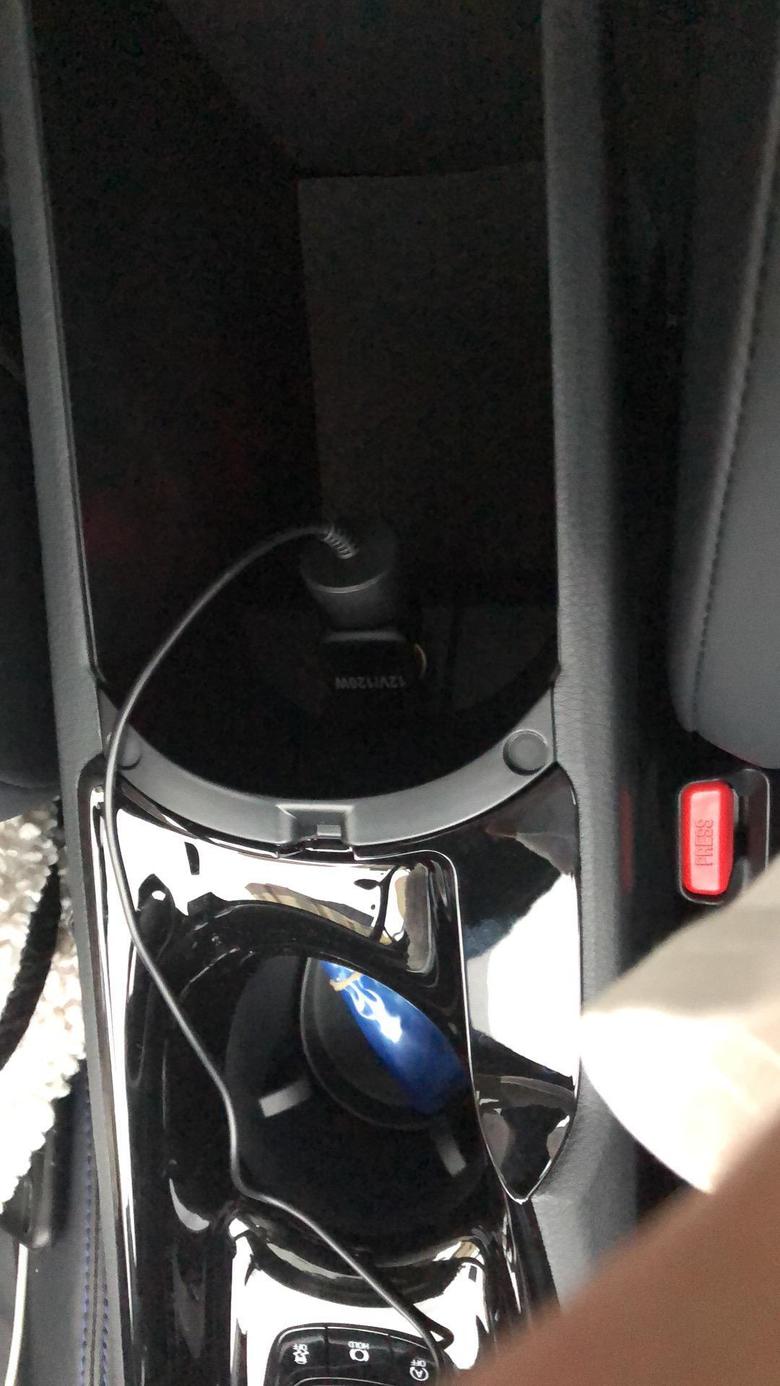 丰田c hr-四儿子店送的行车记录仪插头插在12V电源上，导致电源被占用，行车记录仪线裸露在外，好烦啊。是不是这行车记录仪太低端了，才不能走暗线的，还要占用12V电源