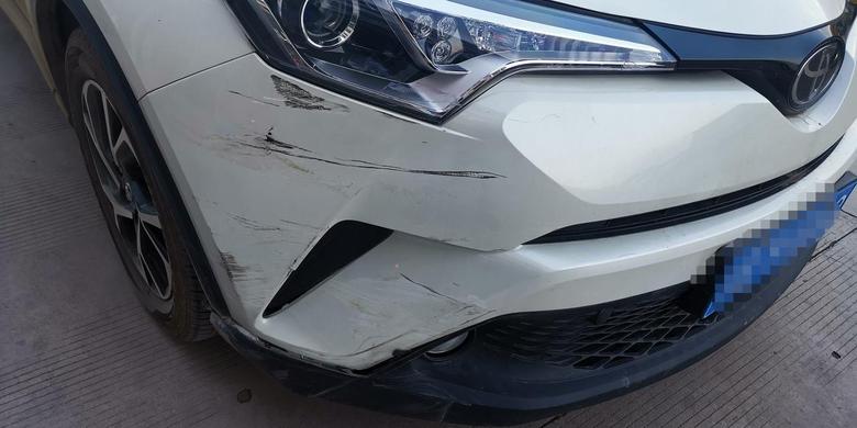 丰田c hr 车被撞了2019款领先版原厂大灯总成多少钱？