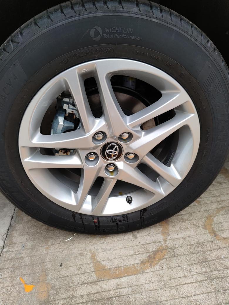丰田c hr 新车上路的第三天,为何轮毂上会出现油渍,是刹车油漏出来了还是什么原因,正常吗?