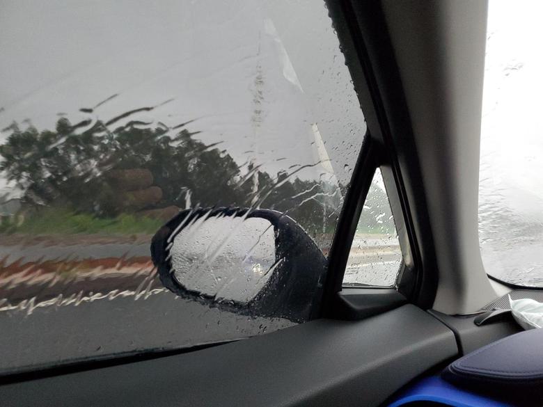 丰田c hr 提车有个把月了，昨晚下雨，开出去视线特别差，加上4s贴了黑膜