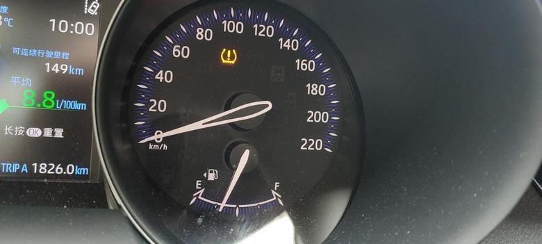 丰田c hr 速度仪表盘上有个故障灯亮着，不知道是啥意思，熄火重启还是亮着