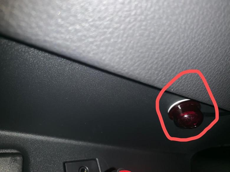 丰田c hr 各位车友，你们车上中控台有这个东西吗？红色警示灯是什么来的？