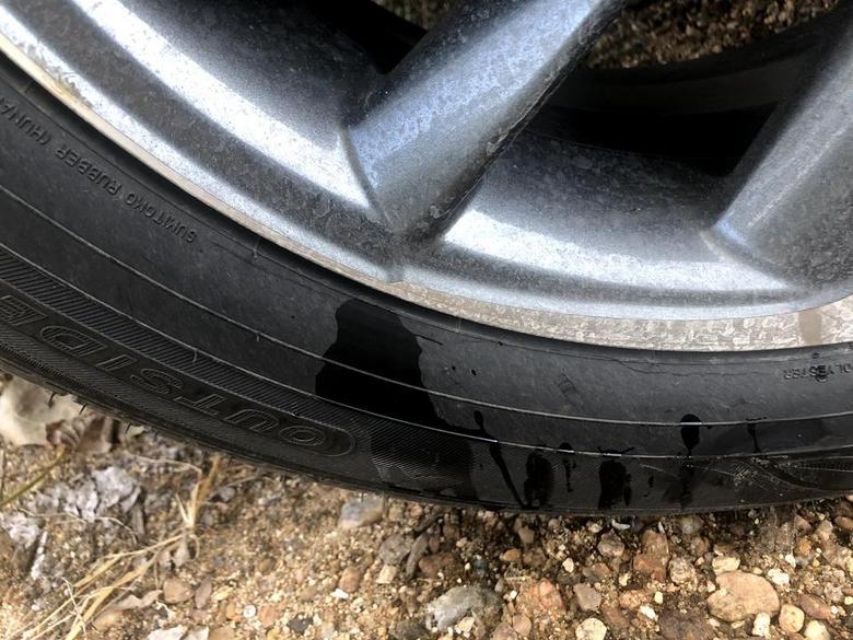 丰田c hr 轮胎和轮毂接缝中间，每天早上固定一个后轮会有液体流出来？有的说是狗尿，有的说是漏油？大家遇到过这个问题吗