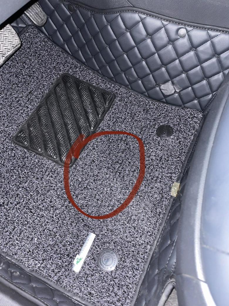 丰田c hr 今天换脚垫发现驾驶位下方的地板中间微微凸起来，其他车友有没有这种情况？
