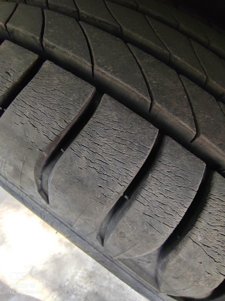 丰田c hr 19年12月的广汽丰田CHR，到现在才刚刚1万公里，结果左右前轮两个米其林轮胎磨损成这样，正常吗。怎么解决
