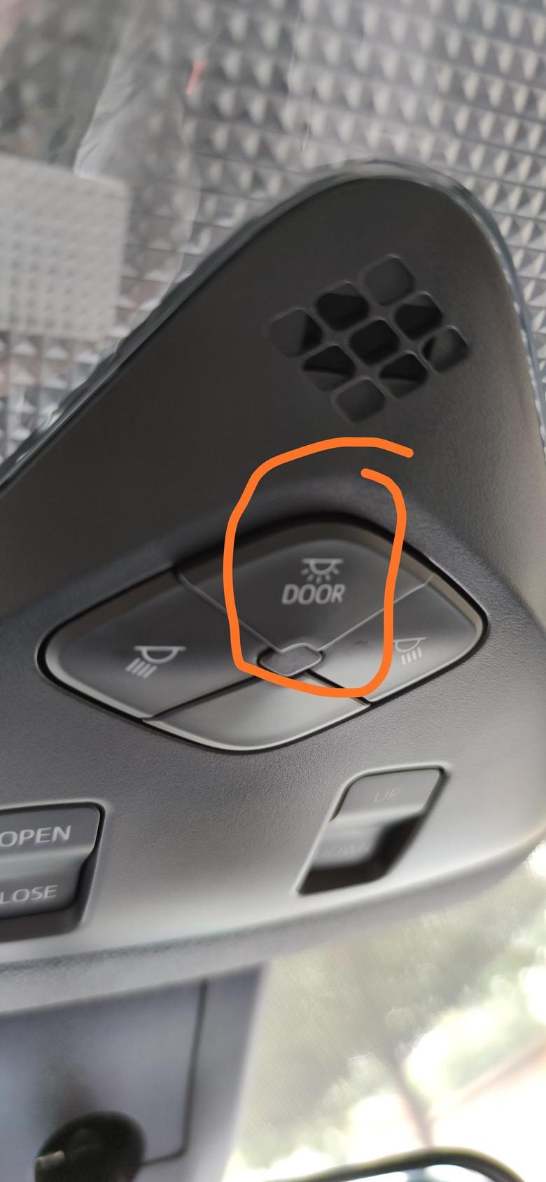 丰田c hr 问下老司机们，这个灯中间按钮干嘛用的呢？