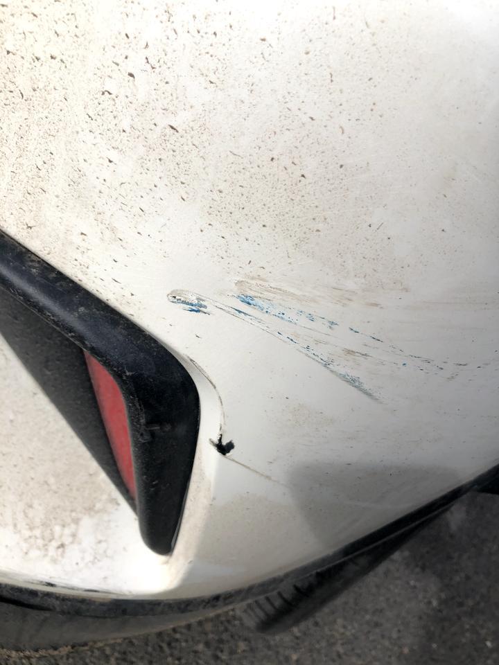 丰田c hr 后面塑料漏底漆了需要补咩。