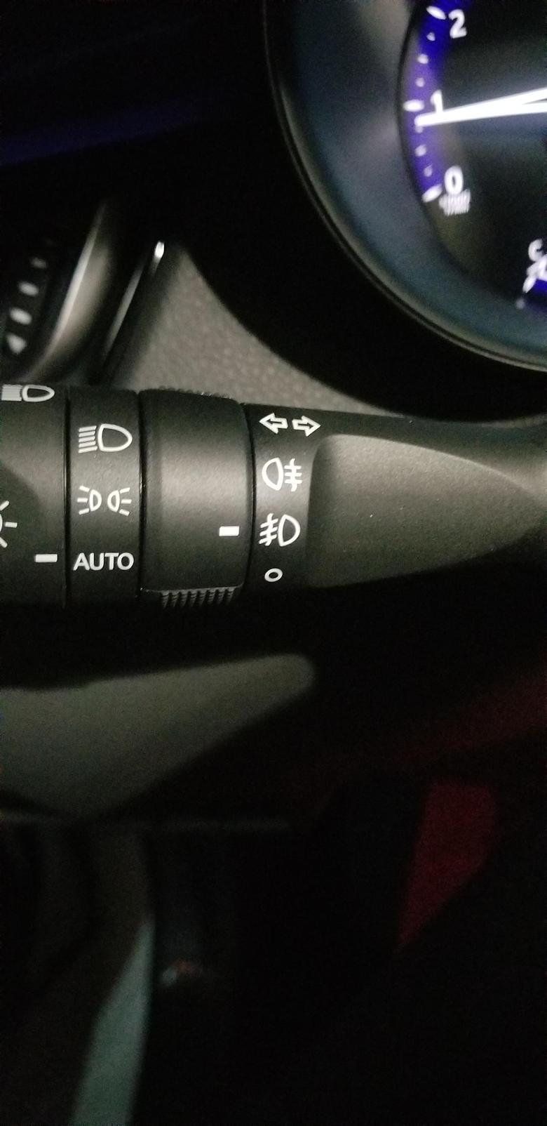 丰田c hr 右边这几个按钮是雾灯吧，豪华版，为啥雾灯不亮