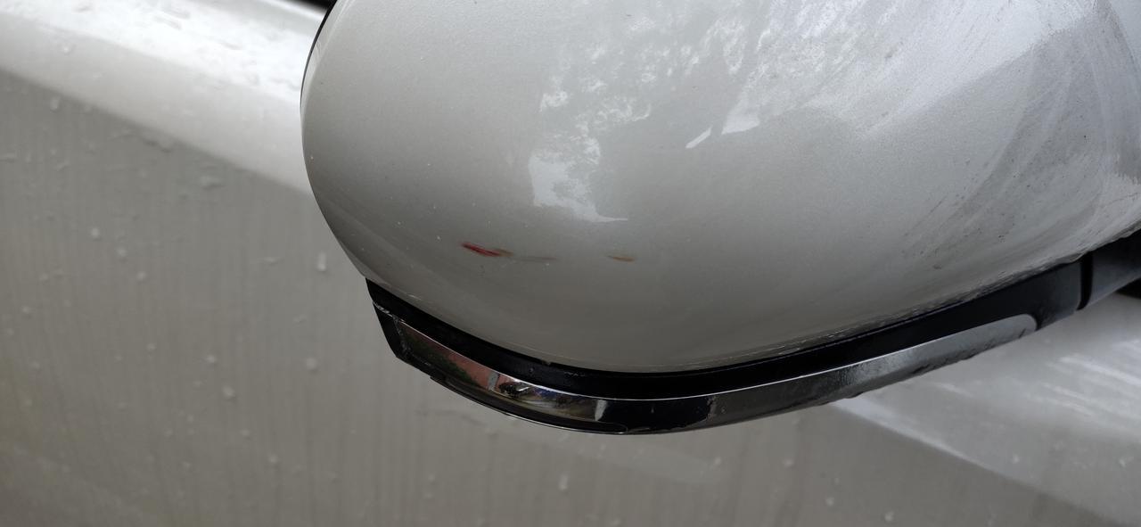 丰田c hr 提车一个月，一血还是来了，这种用牙膏涂一下能行吗？为啥剐蹭了底漆是红色的？
