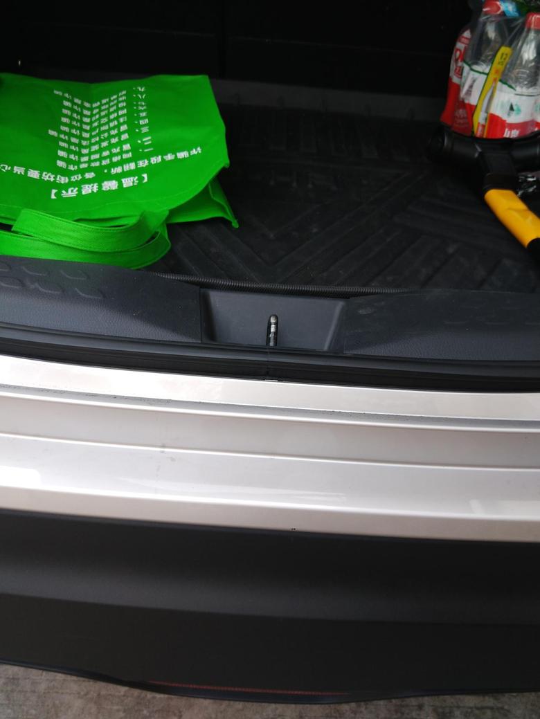 丰田c hr 拿箱子放下来时不小心磕到塑料上面的漆面，好像也是塑料的，露出两个小黑点，看着好明显我，咋办？？！