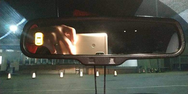 丰田c hr 有人知道这个自动防眩晕的后视镜怎么用晚上开车被后面的远光灯射瞎了