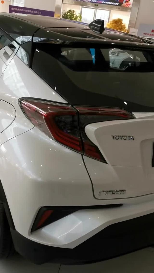 丰田c hr 发一下几天前去4S看车拍的。黑白双色，确实好看，但是也贵。