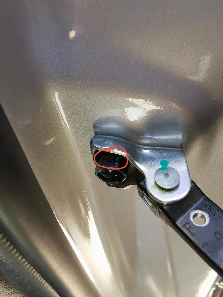 丰田c hr 新车验车时候发现车门限位器螺丝掉漆正常吗