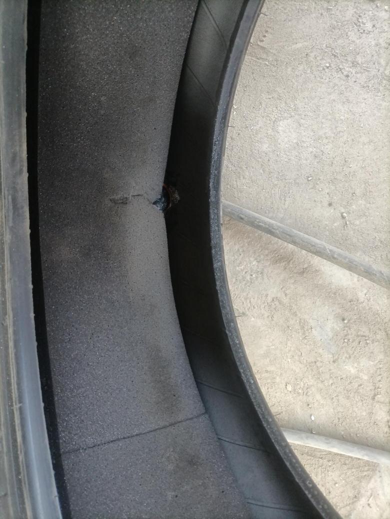 荣威rx5 轮胎里面有个海绵，那是起什么作用的？有没有人知道