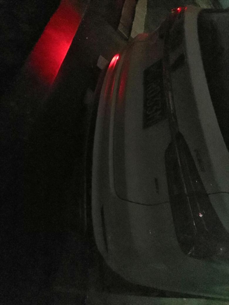 荣威rx5 大家的关车的时候后尾灯下面那个灯都是亮一个的吗。？