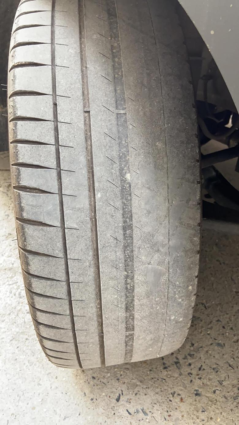 荣威rx5 各位车友有发现前轮吃胎现象吗？去年8月提的车，才不到5000公里，前轮两个轮胎都严重发生吃胎.