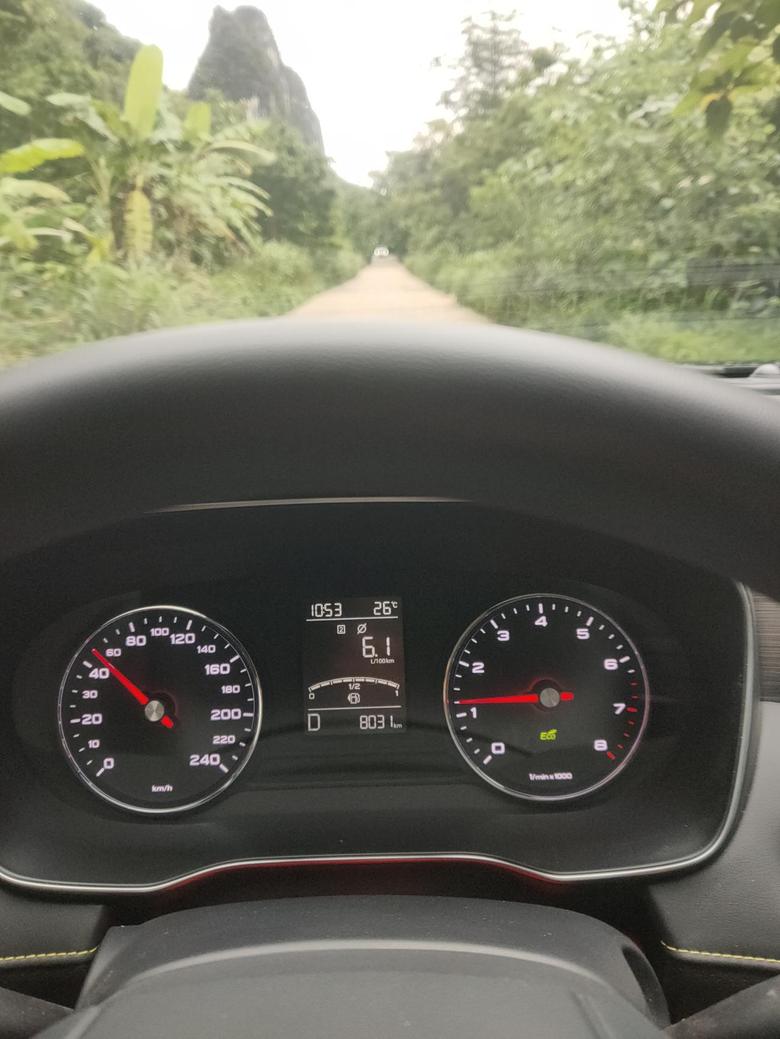荣威RX5跑在乡村道路上还是开着空调就问你们奥利给不，