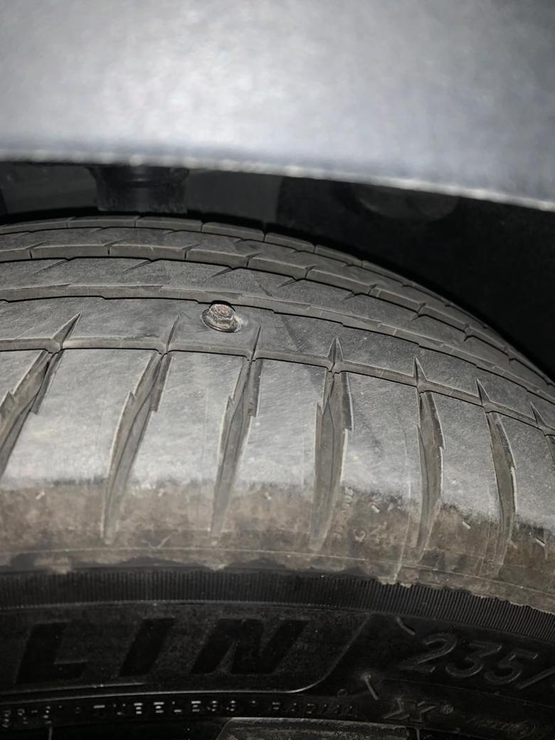荣威rx5 10月10号提的车，10.25轮胎被扎，半个月……目前胎压没发生变化，周日有时间再去修车的地方瞅瞅