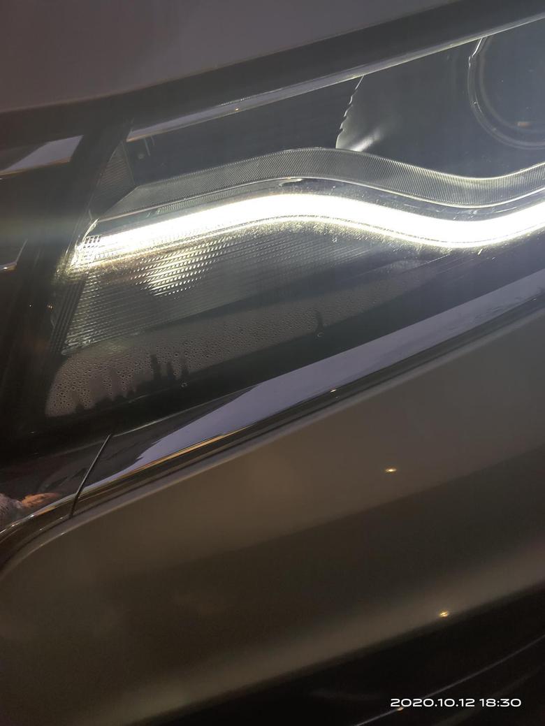 荣威RX5新车刚提车两天，车开几分钟大灯就会起雾，这正常吗？