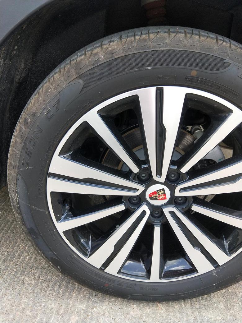 荣威rx5 RX5原厂轮胎不到三月出现小裂缝，不知道是质量问题还是什么，还能跑高速吗？