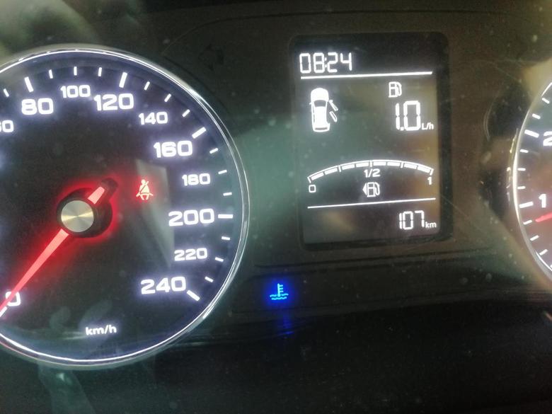 荣威rx5 新车荣威RX仪表盘显示这个水温什么情况？还有打开车没加油门转速就一直这个状态?求解