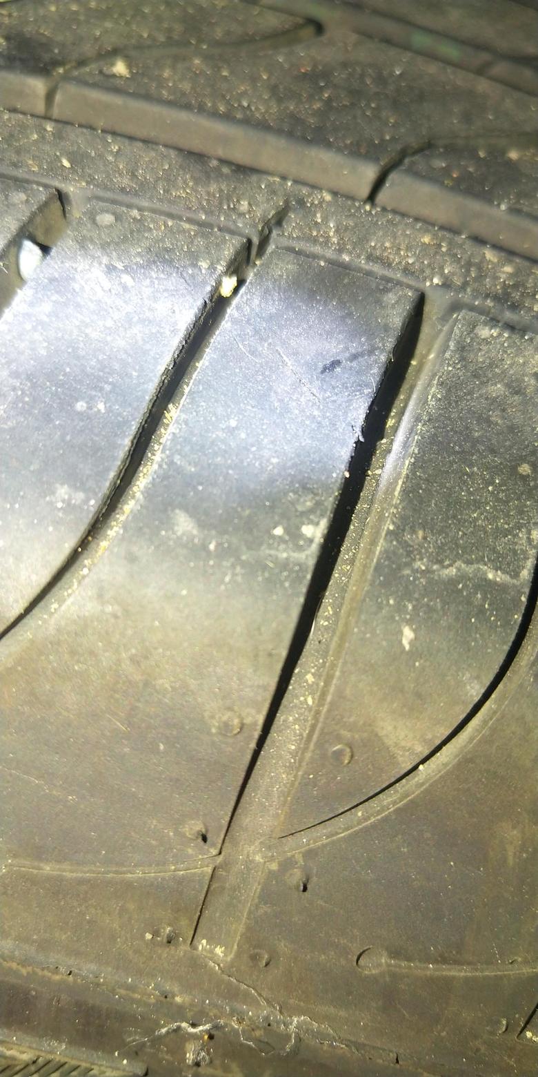 荣威rx5 新车轮胎上这种小裂纹。是怎么会是啊