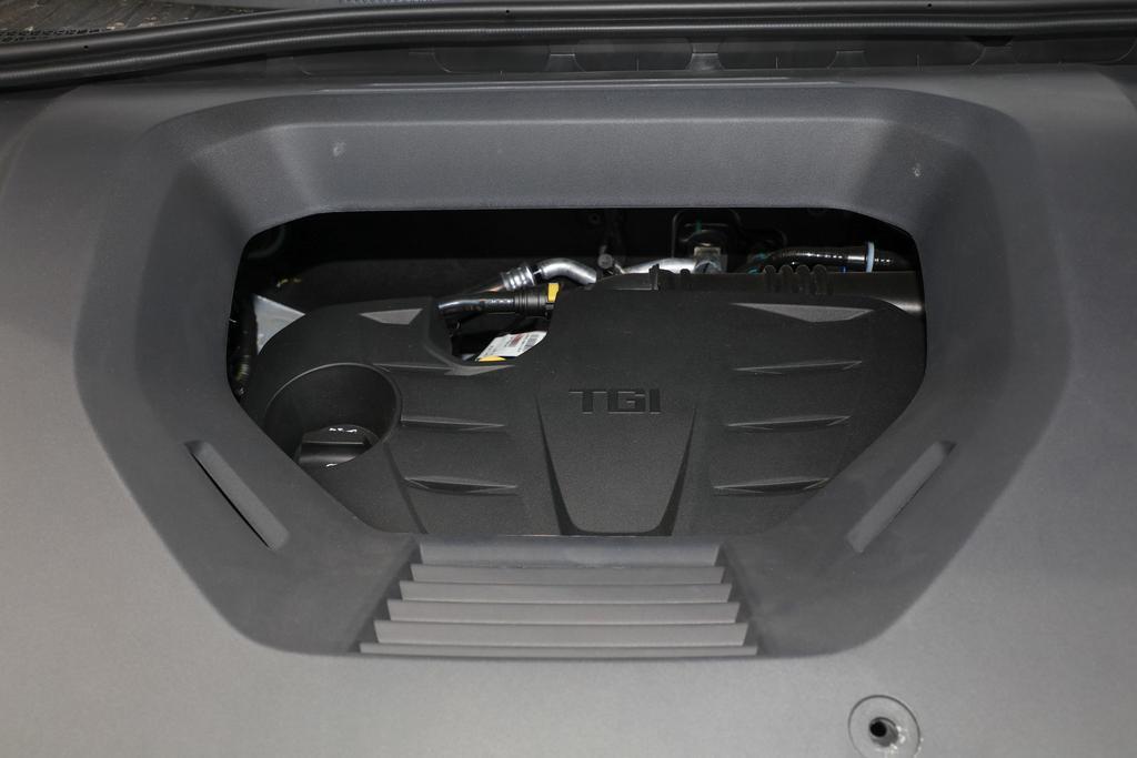 荣威rx5 RX5PLUSS的发动机舱用了大面积的发动机罩，看着非常的整洁，可以避免灰尘的进入，保护发动机内的线束不会过度老化。把发动机罩下面也非常的干净利索。看着赏心悦目。