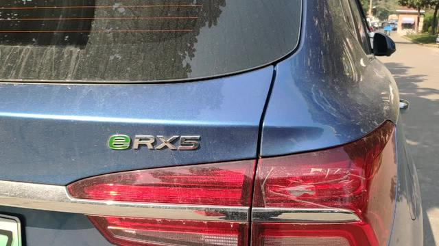 荣威rx5 插电式荣威eRX5，蓝色雍容大气，空间不错，燃油成本低，确实不错！