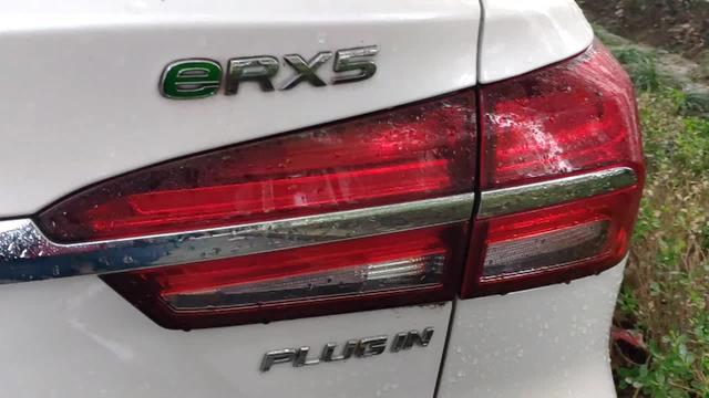 荣威rx5 荣威新能源车eRX5稳重时尚，白色耐脏耐看，非常不错！