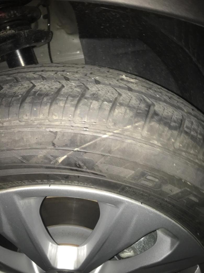 荣威rx5 刚买的车轮胎侧面被划了一下请问怎么把这个划痕弄点啊，感觉不好看