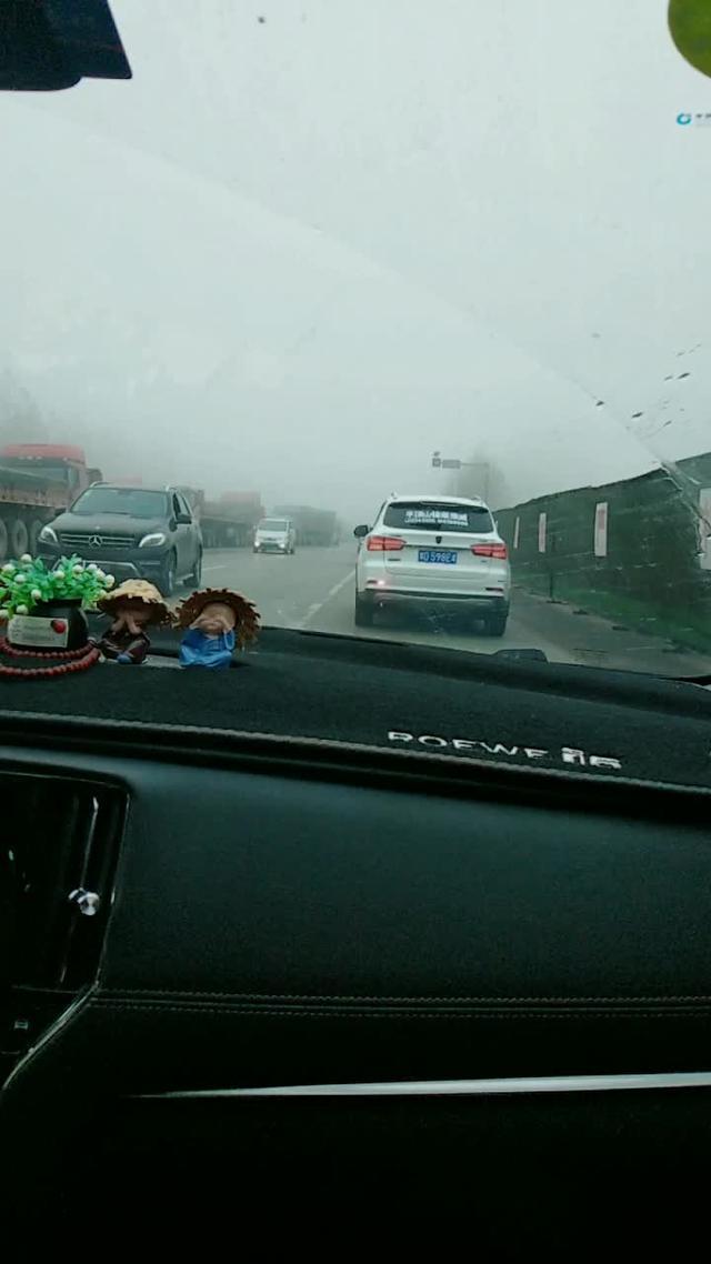 荣威rx5 今天雾特别大，高速路都封了，烂友们出门注意安全，