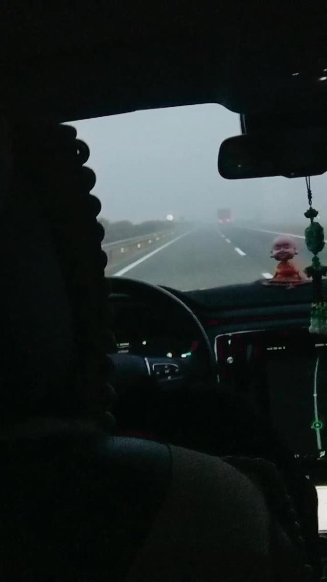 荣威rx5 大雾天出行对上暗号行驶才安全