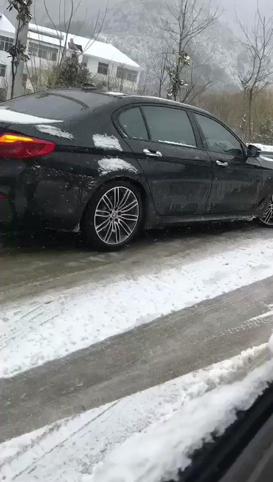 宝马5系(进口)车子都开不动路面太滑了！朋友们下雪❄️开车多注意安全！