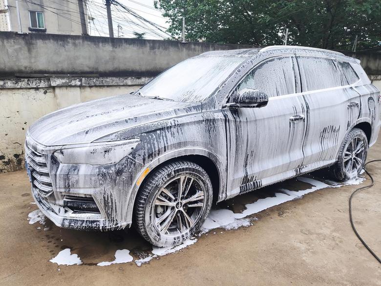 宋pro洗个车，打完蜡确实不容易脏，很容易洗