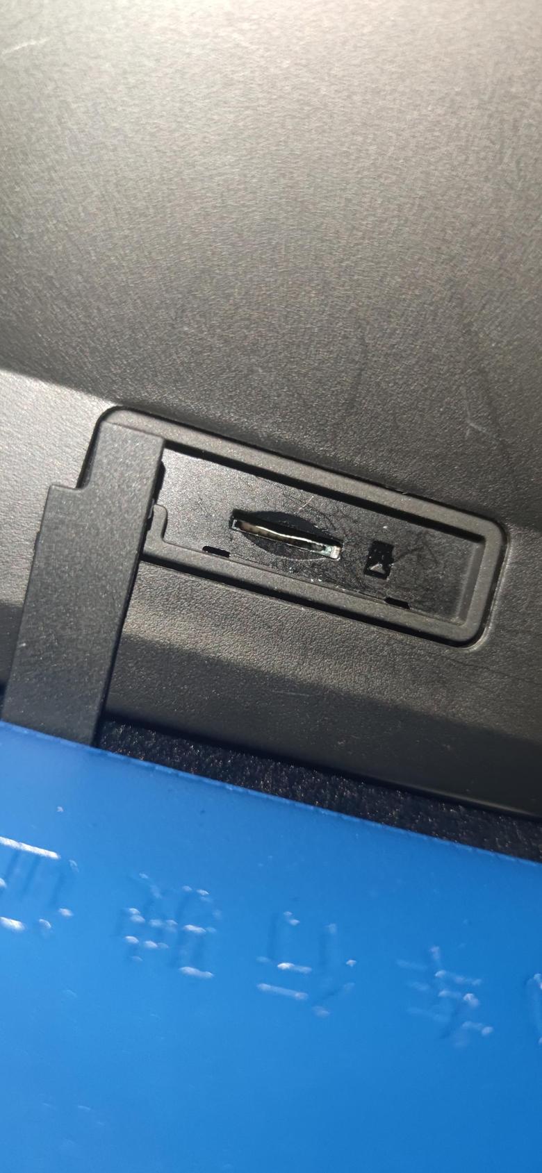 魏牌 vv6请问下，卡槽插入不紧，行车记录仪卡也不回弹怎么办。是不是卡槽有问题。