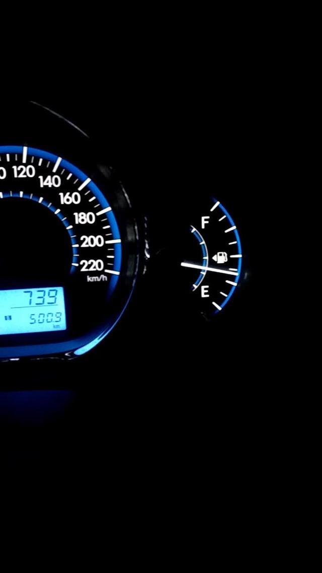 丰田威驰车的油表，威驰车特别的省油。