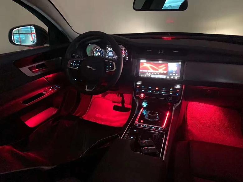 新车刚提出来，捷豹XFL施工原厂carplay，无钥匙进入，十色氛围灯，原厂倒车影像。