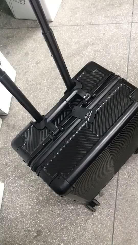 捷豹xfl捷豹后备箱怎应该拥有一个高端大气上档次的行李箱，可以旅行，可以置物避免后备箱杂乱！箱壳采用航空镁铝材质，轻便结实！值得拥有！