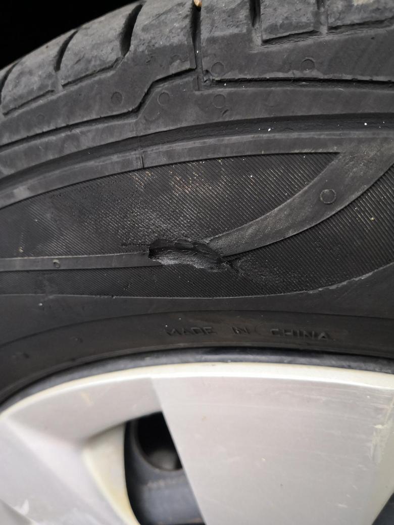 威驰想问问各位，轮胎被马路牙子割掉一块橡胶，还能继续用吗，跑高速会不会有危险啊