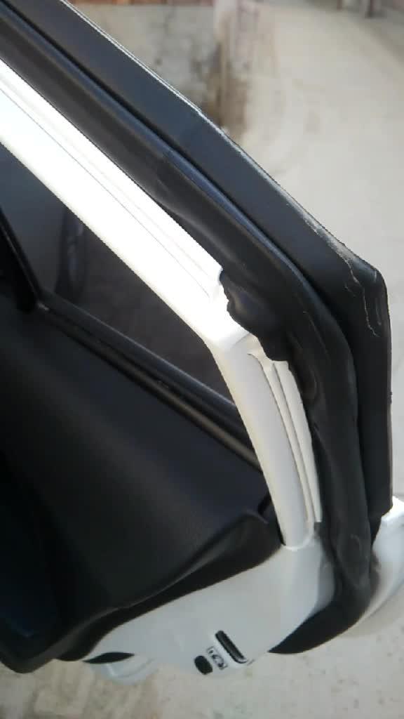 丰田威驰车门的密封胶条质量很好，材质很柔软。