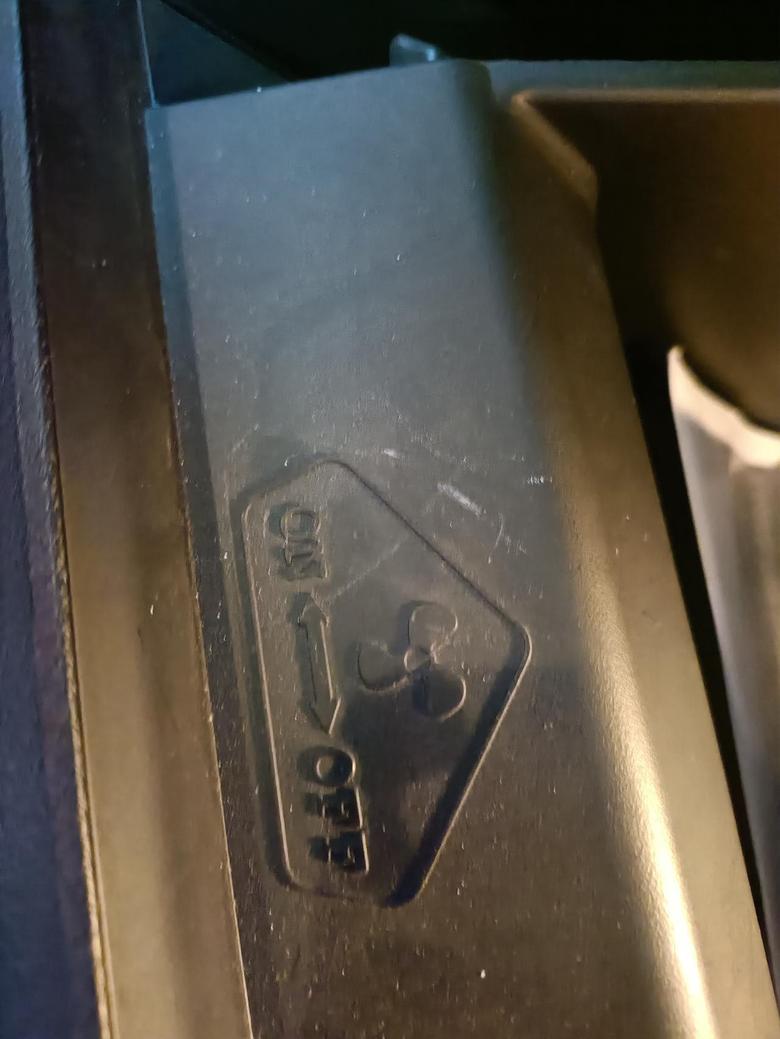 北京bj40副驾驶工具箱里这个标志啥意思？还有就是底盘护板锰钢好点还是合金的好点？